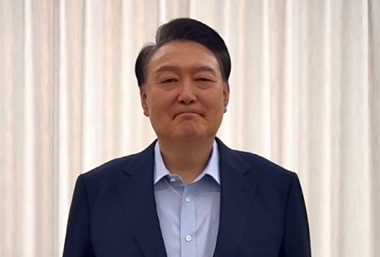 윤석열 대통령은 15일 오전 고위공직자범죄수사처와 경찰 국가수사본부 특별수사단의 2차 체포영장 집행에 응하기에 앞서 대통령 관저에서 대국민 담화 영상을 녹화했다.<대통령실 제공·연합뉴스>